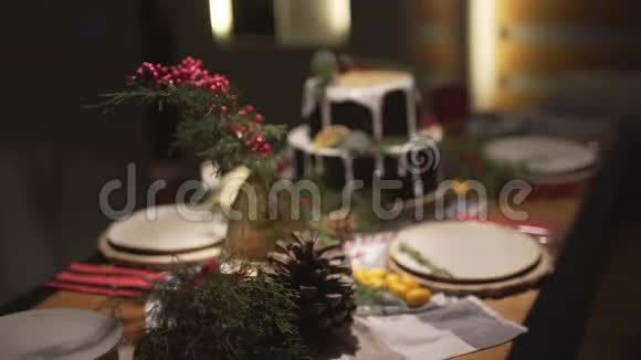 全景式观赏为新年诺埃尔节日庆典装饰的美丽圣诞餐桌视频的预览图