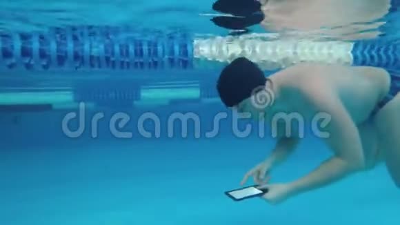 人在水下读一本电子书视频的预览图
