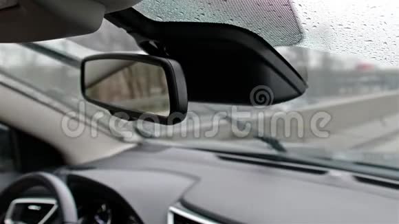 在雨中行驶时的汽车后视镜视频的预览图