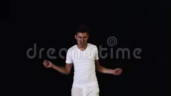漂亮的男人穿着白色衣服在镜头上有感情地唱歌和跳舞视频的预览图