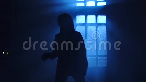 女性剪影在窗外的月光下翩翩起舞视频的预览图