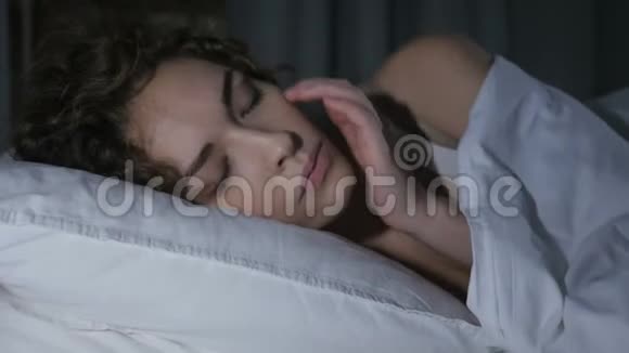 头痛抑郁不安的女性从床上醒来视频的预览图