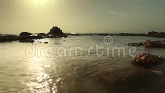 凯撒利亚日落时的潮汐池视频的预览图