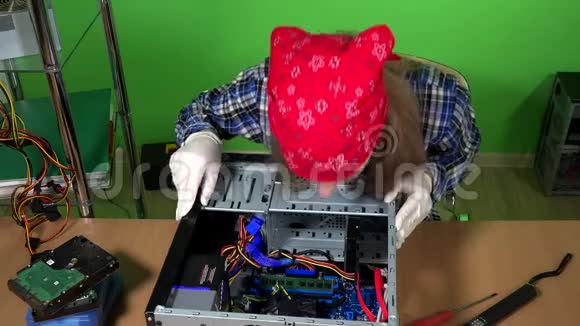 女性电脑修理工从台式电脑上取下ram存储器视频的预览图