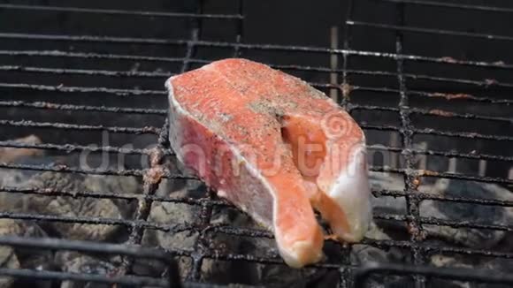烤架上的鲑鱼烤鲑鱼鳟鱼红鱼牛排视频的预览图