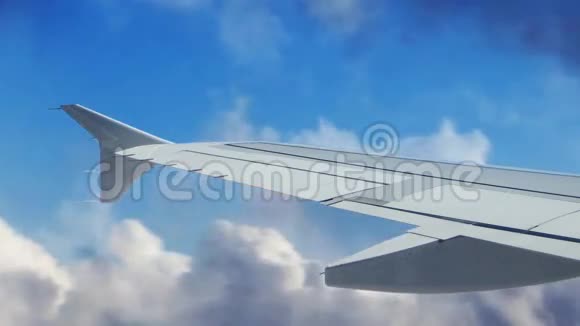 喷气翼在云中飞行视频的预览图