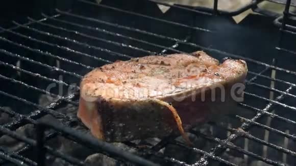 烤架上的鲑鱼烤鲑鱼鳟鱼红鱼牛排视频的预览图