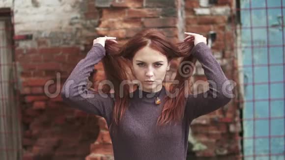 红头发的女孩把头发梳起来有雀斑的漂亮女孩的肖像慢动作视频的预览图