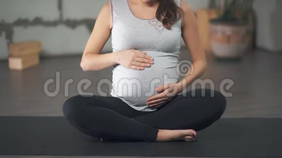 孕妇孕晚期轻抚腹部视频的预览图