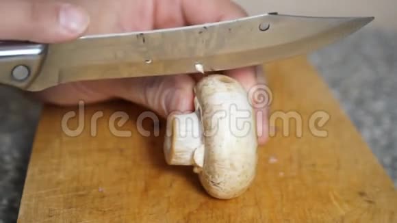 刀切蘑菇视频的预览图