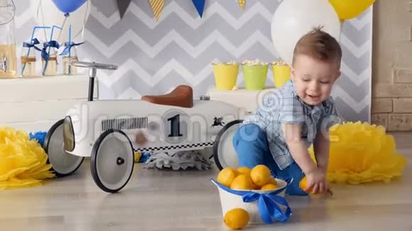 可爱的孩子正拿起黄色的柠檬把它们放进花瓶里4k视频的预览图