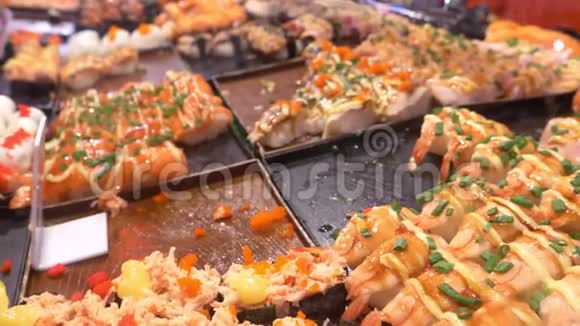 亚洲美食美食理念差不多了手拿钳子在街上的夜市上选择寿司视频的预览图
