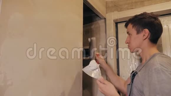 人在公寓抹灰墙面视频的预览图