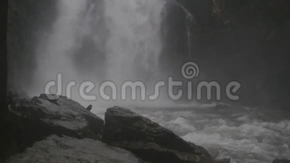 冬季瀑布的壮观景色视频的预览图