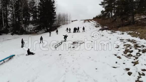 滑雪板的抖动滑雪者对滑稽的人物表演技巧一个滑雪者穿过金属栏杆视频的预览图