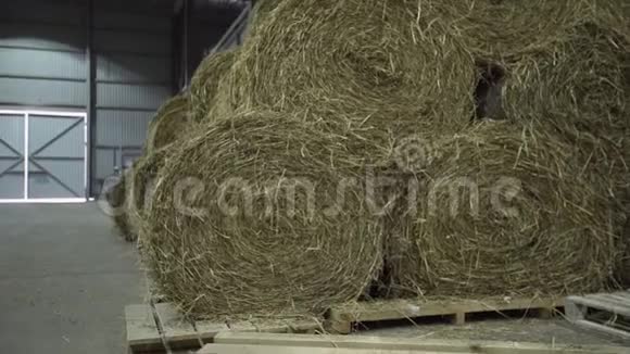 干草堆放在成卷的仓库托盘上视频的预览图