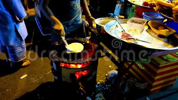 晚上在缅甸仰光街头做饭视频的预览图