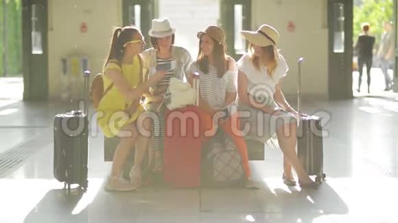 女朋友们坐在机场候机室里互相交谈视频的预览图