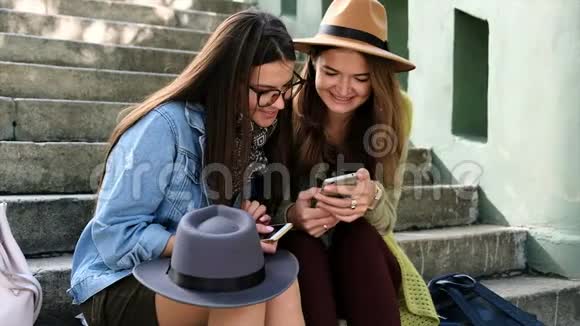 两个女朋友在公园里做网上购物视频的预览图