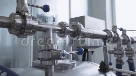 特殊的工厂设备带有阀门的管道放置在工厂的水箱上视频的预览图