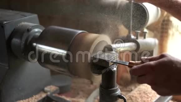 从事木雕机工作的工匠视频的预览图