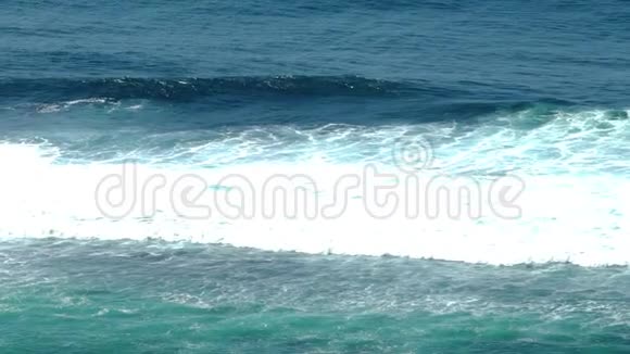 美丽的蓝色巨型海浪视频的预览图