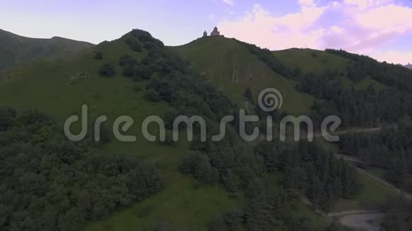 空中观景卡兹别克背景下的盖尔盖蒂教堂视频的预览图
