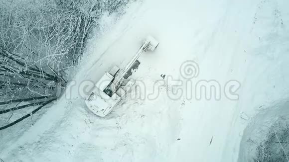 雪地履带式挖掘机的俯视图视频的预览图