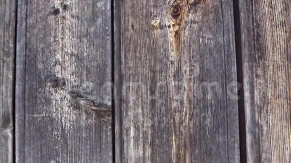 旧的从桌子或墙壁的时间板变暗一个木制的复古背景视频的预览图