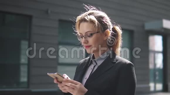 商务女性手拿手机的特写镜头视频的预览图