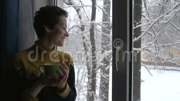 冬天窗户的女人视频的预览图