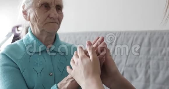 这个年轻的孙女照顾她的祖母视频的预览图