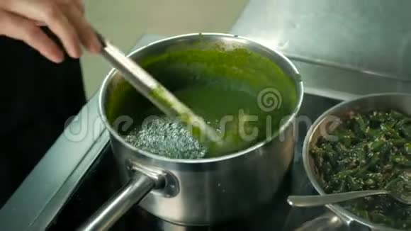 厨师在一家餐馆里搅拌菠菜清汤视频的预览图