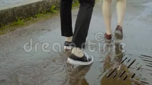 一对在水坑上跳舞的摇滚舞快乐的男人和女人视频的预览图