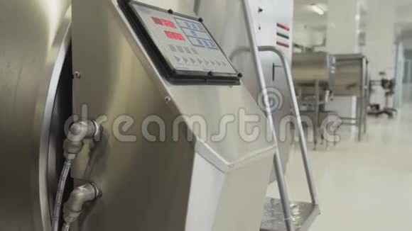 奶厂设备带有控制面板的金属巴氏罐视频的预览图