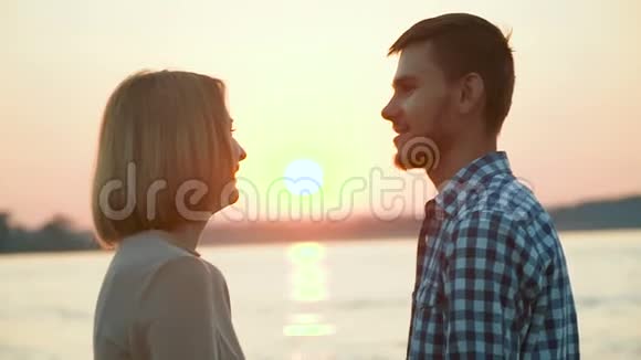 爱的夫妇在日落时拥抱视频的预览图