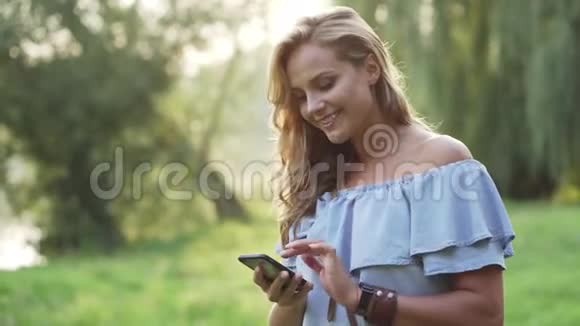 女性在智能手机上打字微笑视频的预览图