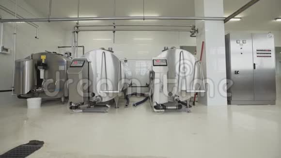 奶厂设备在工厂室内放置三个巴氏杀菌罐视频的预览图