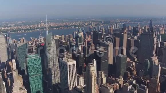 令人惊叹的鸟瞰纽约著名的现代摩天大楼和塔楼视频的预览图