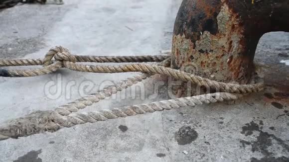 旧的生锈系泊锚绳与打结的航海绳韩国乌尔良多视频的预览图
