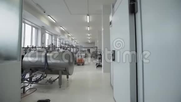 有特殊制奶设备和工作人员的走廊视频的预览图