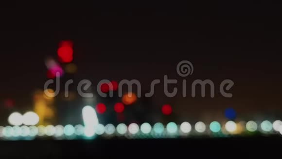 夜晚城市天际线和街道上美丽多彩的景色视频的预览图