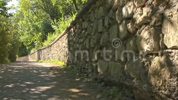 沿老路的石墙视频的预览图