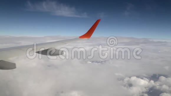 飞越云层飞机在云层上方飞行从窗户观看视频的预览图