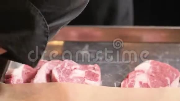 厨师切肉深色桌子上金属盘子上的新鲜生肉有选择的焦点视频的预览图