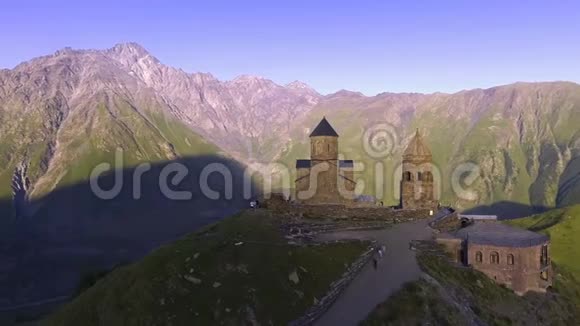 空中观景卡兹别克背景下的盖尔盖蒂教堂视频的预览图
