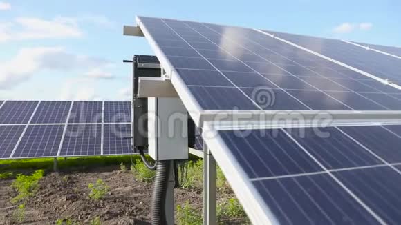 飞过一片太阳能电池板环绕着绿色的田野可再生能源太阳能电池板视频的预览图