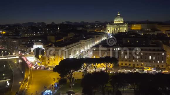 意大利的圣彼得大教堂在黄昏时分被夜灯照亮视频的预览图