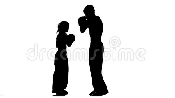 戴着女拳击手套的男人在拳击场上打剪影白色背景视频的预览图
