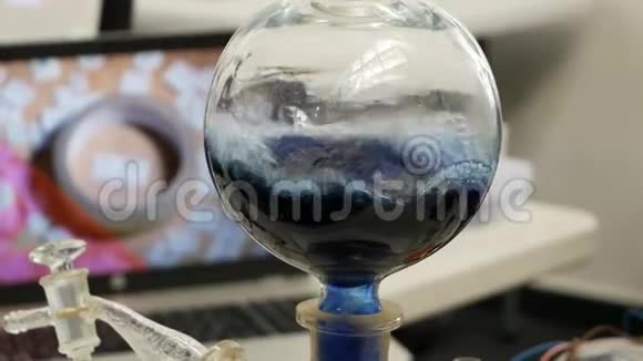 实验化学实验室的玻璃烧瓶视频的预览图
